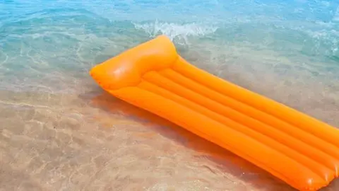 Un hinchable en la playa. (CARM)