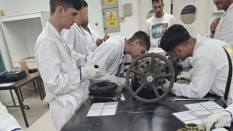 Un grupo de alumnos mientras realizan la formaci&oacute;n en mantenimiento de plantas industriales. (CARM)