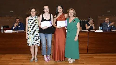 Fundaci&oacute;n Hefame entrega dos becas a estudiantes de quinto curso de Farmacia de la Universidad de Castilla-La Mancha. (Hefame)