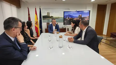 El consejero de Investigaci&oacute;n, Juan Mar&iacute;a V&aacute;zquez, mantiene una reuni&oacute;n con algunos de los j&oacute;venes investigadores de la Regi&oacute;n beneficiados con las becas Fulbright. (CARM)
