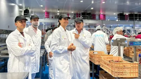 La alcaldesa de Archena, Patricia Fern&aacute;ndez, visita el almac&eacute;n de Moyca. (Ayuntamiento de Archena)