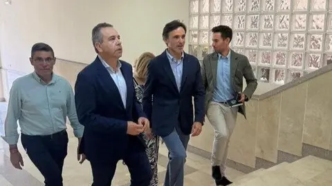 El consejero de Fomento e Infraestructuras, Jorge Garc&iacute;a Montoro, junto al alcalde de Abanilla, Jos&eacute; Antonio Blasco, durante la visita a las viviendas cedidas por la Comunidad al municipio para destinarlas a alquiler asequible. (CARM)