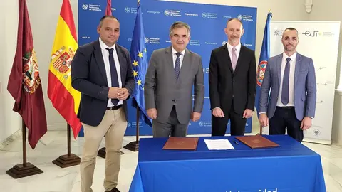 El consejero de Medio Ambiente, Universidades, Investigaci&oacute;n y Mar Menor, Juan Mar&iacute;a V&aacute;zquez, junto al rector de la Universidad Polit&eacute;cnica de Cartagena, Mathieu Kessler, y los directores generales de Universidades e Investigaci&oacute;n y Medio Ambiente. (CARM)