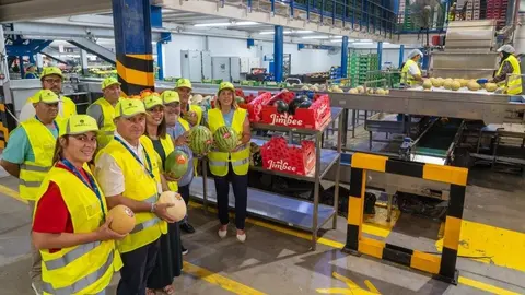 Imagen de familia durante la visita a Jimbofresh. (Ayuntamiento de Cartagena)