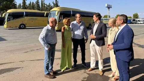El consejero de Fomento e Infraestructuras, Jorge Garc&iacute;a Montoro, visita las instalaciones de la empresa lorquina Autocares Lorbus. (CARM)