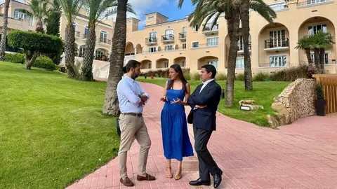 La consejera de Turismo, Carmen Conesa,&nbsp;en su vista al Grand Hyatt La Manga Club. (CARM)
