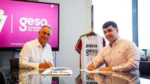 Felipe Moreno, presidente del Real Murcia, y Pablo Albaladejo, responsable de operaciones y estrategia de Gesa, renuevan el convenio de patrocinio. (Gesa Mediaci&oacute;n)