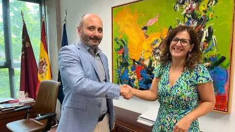 El director del Info, Joaqu&iacute;n G&oacute;mez, y la vicerrectora de Formaci&oacute;n Continua de la UMU, Ana Vanesa Valero. (Fidedigno)