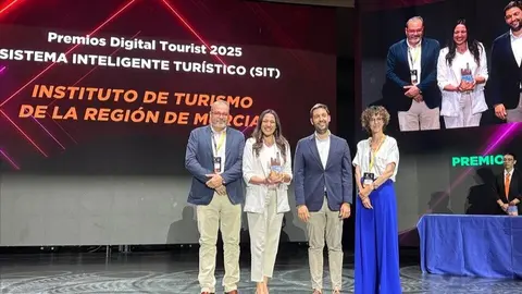 La consejera de Turismo, Carmen Conesa, recogi&oacute; en Benidorm el premio Digital Tourist 2025, en la categor&iacute;a de Sistema Inteligente Tur&iacute;stico. (CARM)