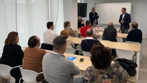 Imagen de archivo de una de las reuniones preparatorias del Plan Director de Impulso al Comercio. (CARM)