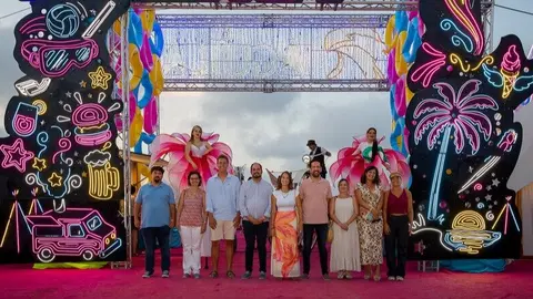 Inauguraci&oacute;n del encendido del p&oacute;rtico de Solmarket en el parque del Gonio (Los Alc&aacute;zares) con su alcalde, miembros de la corporaci&oacute;n municipal y el equipo de Solmarket. (Sintesi)