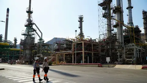 Empleadas de Repsol en el complejo industrial de Cartagena. (Repsol)