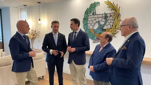 El consejero de Fomento junto al decano del Colegio de Ingenieros de Caminos, Canales y Puertos, durante la presentaci&oacute;n de la convocatoria de los premios. (CARM)