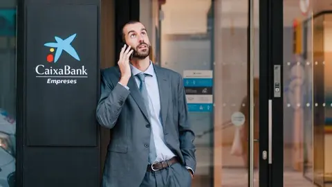 Imagen de un empresario en una oficina de CaixaBank. (CaixaBank)