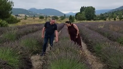 La consejera Sara Rubira junto al alcalde de Moratalla en un campo de Lavand&iacute;n. (CARM)