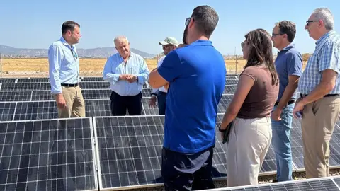 Imagen del director general del Agua, Jos&eacute; Sandoval, junto al alcalde de Totana, Juan Pag&aacute;n, visitando la nueva instalaci&oacute;n fotovoltaica. (CARM)