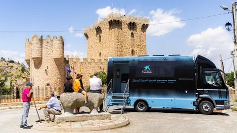 Vecinos de la localidad de Villaviciosa (&Aacute;vila) esperan a ser atendidos en la oficina m&oacute;vil de CaixaBank. (CaixaBank)