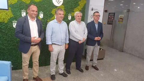 El consejero de Investigaci&oacute;n, Juan Mar&iacute;a V&aacute;zquez, durante el encuentro con el presidente de la Alianza de Centros de Excelencia Severo Ochoa y de Excelencia Mar&iacute;a de Maeztu, Antonio Molina. (CARM)