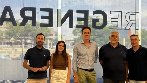 Imagen adjunta de la doctoranda junto a sus directores de tesis y los responsables de Regenera. (UPCT)