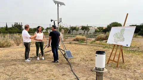 La consejera de Agricultura, Sara Rubira, en la estaci&oacute;n agroclim&aacute;tica situada en el Imida. (CARM)