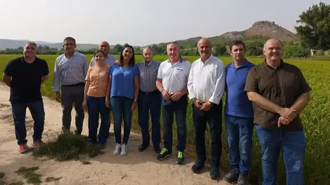 Imagen de la consejera Sara Rubira en su visita a un coto arrocero. (CARM)