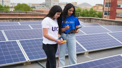 Miembros de la UPCT en una instalaci&oacute;n fotovoltaica. (UPCT)