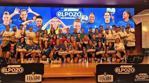 Los integrantes del Alhama Club de F&uacute;tbol ElPozo junto al equipo directivo de la compa&ntilde;&iacute;a de alimentaci&oacute;n y que estrenan nueva equipaci&oacute;n Nike esta temporada. (El Pozo)