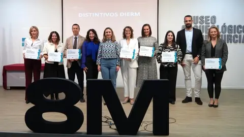 La consejera de Igualdad, Conchita Ruiz, junto a las empresas reconocidas con el Distintivo DIERM el pasado a&ntilde;o. (CARM)