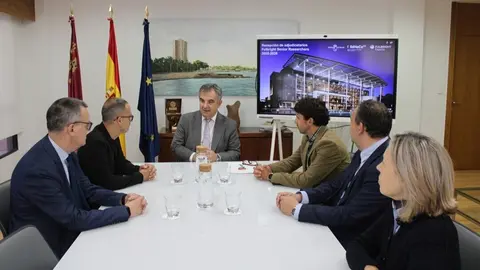 Imagen de archivo del consejero de Investigaci&oacute;n, Juan Mar&iacute;a V&aacute;zquez, cuando recibi&oacute; a finales de mayo a dos investigadores beneficiarios de las becas Fulbright. (CARM)