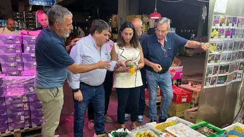La consejera Sara Rubira, junto con exportadores de la Regi&oacute;n de Murcia, en el mercado Yau Ma Tei de Hong Kong. (CARM)