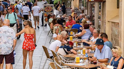 Las olas de calor y las altas temperaturas&nbsp;han hecho que los&nbsp;visitantes priorizaran locales climatizados&nbsp;y terrazas con ubicaciones privilegiadas&nbsp;durante las horas centrales del d&iacute;a en Cartagena.