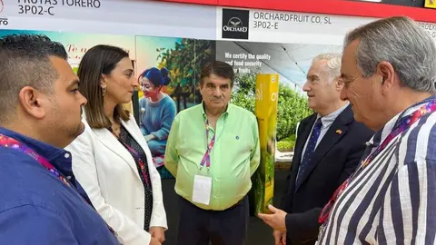 La consejera Sara Rubira en la feria Asia Fruit Logistica junto a la delegaci&oacute;n regional y el c&oacute;nsul general de Espa&ntilde;a en Hong Kong, Manuel Aguirre de C&aacute;rcer. (CARM)
