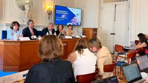 El consejero de Universidades, Juan Mar&iacute;a V&aacute;zquez, durante su intervenci&oacute;n en la sesi&oacute;n &lsquo;Como crear un ecosistema emprendedor en la universidad&rsquo; organizada por la CRUE, en el Palacio de la Magdalena de Santander. (CARM)