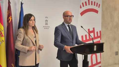 El concejal Jos&eacute; Francisco Mu&ntilde;oz junto a la vicealcaldesa, Rebeca P&eacute;rez. (Ayuntamiento de Murcia)