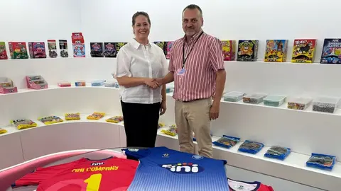 Un momento de la firma del acuerdo de patrocinio entre Fini y el Uni&oacute;n Molinense C.F. (Fini Golosinas)
