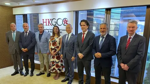 Imagen de la reuni&oacute;n de la consejera Sara Rubira y el resto de la delegaci&oacute;n regional con el CEO de la C&aacute;mara General de Comercio de Hong Kong, Patrick Yeung, y Alfonso Ballesteros, Chairman of the Europe Committee. (CARM)