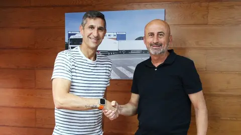 Miguel Fern&aacute;ndez Fern&aacute;ndez, presidente de la Federaci&oacute;n de Ciclismo de la Regi&oacute;n, y Juan S&aacute;nchez, director general del Grupo Disfrimur, firman el acuerdo de colaboraci&oacute;n. (Disfrimur)