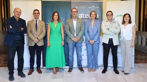 Foto de familia durante la firma del convenio de colaboraci&oacute;n. (UMU)