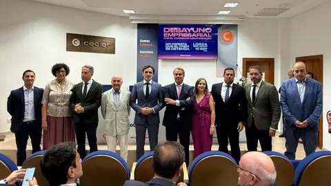 El consejero de Fomento e Infraestructuras, Jorge Garc&iacute;a Montoro, junto a los alcaldes de Lorca, &Aacute;guilas y Puerto Lumbreras, los presidentes de Croem y Ceclor y el resto de los participantes en el acto organizado en Lorca por el movimiento #QuieroCorredor. (CARM)