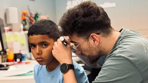 Una revisi&oacute;n auditiva a un ni&ntilde;o saharaui llevada a cabo por la Fundaci&oacute;n Gaes Solidaria. (Gaes)
