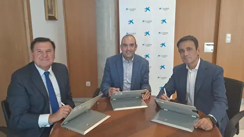 Imagen durante la firma del convenio. (CaixaBank)