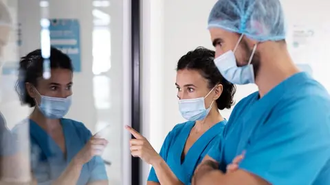 Sanitarios trabajando. (Freepik)