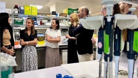 <p>La consejera de Empresa, Marisa L&oacute;pez Arag&oacute;n, junto al director general del Info, Joaqu&iacute;n G&oacute;mez, y miembros de Longseq, durante la visita a la empresa. (CARM)</p>
