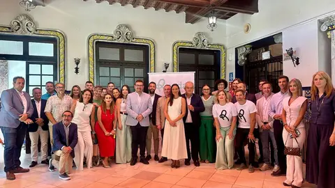 La consejera Carmen Conesa, en el centro, con el alcalde de Totana y el resto de representantes de consejer&iacute;as, municipios, y empresas participantes en 'Rueda 2025'. (CARM)