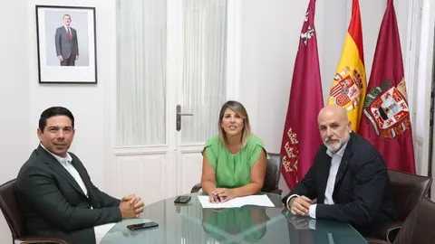 Reuni&oacute;n de la alcaldesa con el director de La Manga Club. (Ayuntamiento de Cartagena)