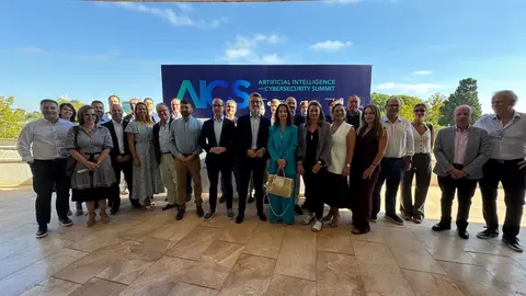 El consejero de Transformaci&oacute;n Digital, Luis Alberto Mar&iacute;n, acompa&ntilde;ado de algunos de los organizadores y colaboradores del 'Summit de IA & Ciberseguridad'. (CARM)