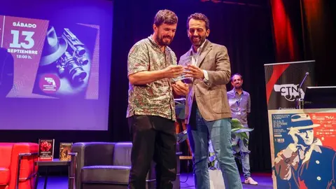 Cristian Beteta y Manuel &Aacute;lvarez durante la entrega del premio de cortometraje de Cartagena Negra. (Repsol)