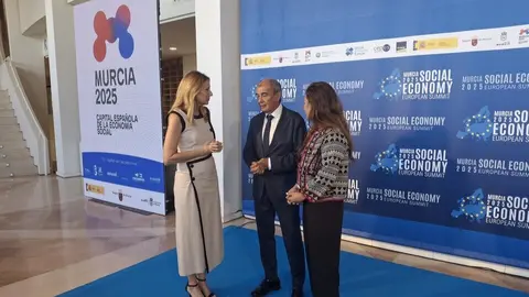 Imagen durante la jornada de este martes con la presencia de la consejera y de Juan Antonio Pedre&ntilde;o. (CARM)