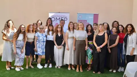 La consejera de Pol&iacute;tica Social, Conchita Ruiz, junto con la presidenta de OMEP, Noem&iacute; Mu&ntilde;oz, y las participantes de la II edici&oacute;n de 'Mujer Impulso +50'. (CARM)