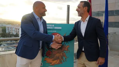 Firma del convenio por parte de Luis Roque, subdirector de Repsol Cartagena, y Eduardo Conesa, presidente de la Federaci&oacute;n de Tropas y Legiones. (Repsol)